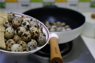 将鹌鹑蛋冷水下锅，先大火煮开，再关火焖五分钟。