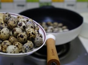 将鹌鹑蛋冷水下锅，先大火煮开，再关火焖五分钟。