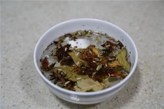 卤料在煮蛋的时候就泡起来，用的时候再控水。