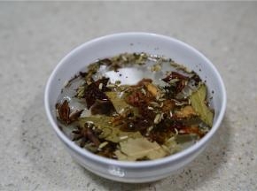 卤料在煮蛋的时候就泡起来，用的时候再控水。