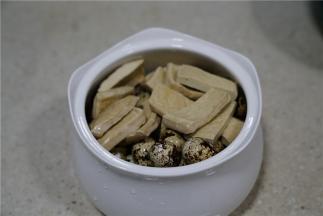 将煮焖好的蛋及改刀好的豆干全都入炖盅里面。