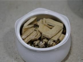 将煮焖好的蛋及改刀好的豆干全都入炖盅里面。