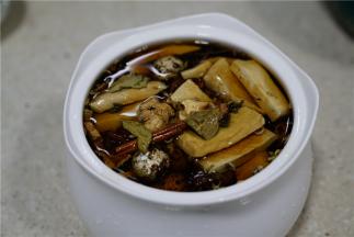 然后加入香料，白糖 ，生抽，调味。