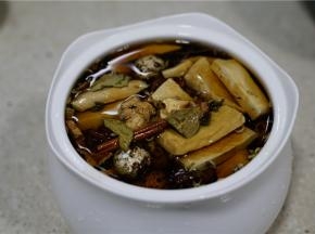 然后加入香料，白糖 ，生抽，调味。