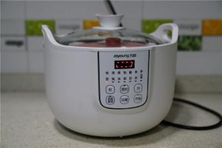 选择任意键卤煮食材，用炖盅的好处就是锁味不用看火，炖好之后入味又保温。