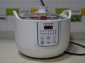 选择任意键卤煮食材，用炖盅的好处就是锁味不用看火，炖好之后入味又保温。