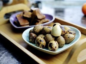 如图就卤煮好的并入好味的鹌鹑蛋。