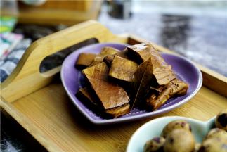 然后这是卤煮好的豆干真是好香哦。