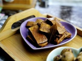 然后这是卤煮好的豆干真是好香哦。