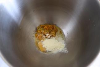 准备食材，红薯提前蒸好后晾凉，压成泥后放入厨师机面盆中，加入液体类，以及奶粉。