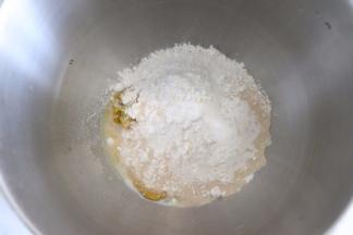 再加入其他的粉类，最后加入干酵母。酵母不要和糖、盐直接接触，黄油先不放。