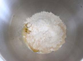 再加入其他的粉类，最后加入干酵母。酵母不要和糖、盐直接接触，黄油先不放。