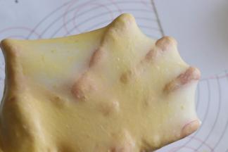 机器揉面，面团光滑后，能到出现大片面膜，加入室温软化的黄油。继续揉面，直到能出现大片，结实而且比较薄的膜即可。