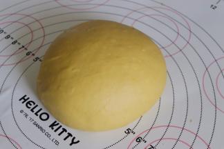 滚圆后，覆盖保鲜膜，室温稍微放置或者直接操作，采用是一次发酵法，可以直接进行整形。