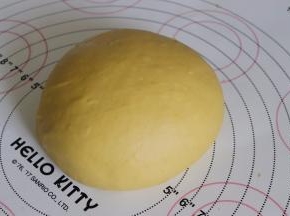 滚圆后，覆盖保鲜膜，室温稍微放置或者直接操作，采用是一次发酵法，可以直接进行整形。