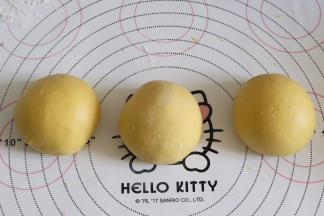 面团等分为3个，继续滚圆。