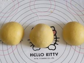 面团等分为3个，继续滚圆。