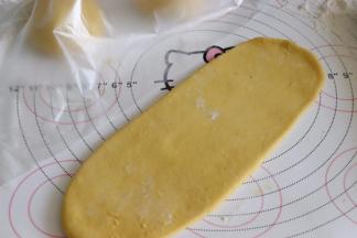 静置10分钟左右，去一个擀开。