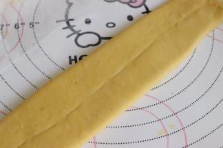 俩边对折后，捏紧，稍微再擀平。