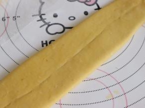 俩边对折后，捏紧，稍微再擀平。