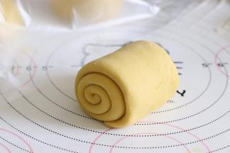 底部擀的稍微薄一些，然后卷起，底部捏紧。