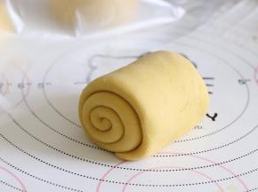 底部擀的稍微薄一些，然后卷起，底部捏紧。