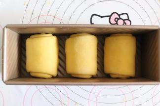 全部三个面团都这样操作，按照卷的方向，保持一致，放入土司盒中，摆好。