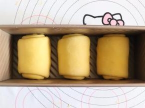 全部三个面团都这样操作，按照卷的方向，保持一致，放入土司盒中，摆好。