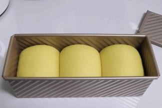 放入温度大约30度，并有一定湿度的环境下（可以烤箱发酵），进行发酵，大约8分满即可。