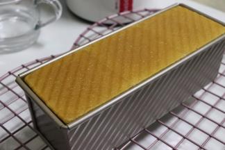 提前预热烤箱，175度32分钟。出炉后去掉盖子，放入晾网上，晾温。