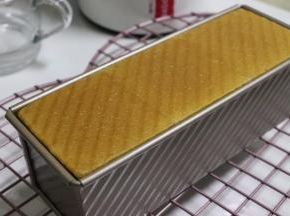 提前预热烤箱，175度32分钟。出炉后去掉盖子，放入晾网上，晾温。