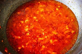 加入适量清水大火烧开后。