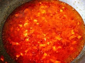 加入适量清水大火烧开后。