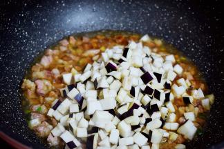 加入茄丁翻炒至变软