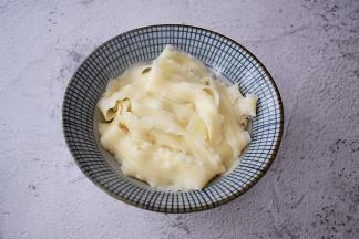 捞出过凉水控干水分，放入碗中，加入卤料拌匀即可享受美食了