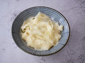 捞出过凉水控干水分，放入碗中，加入卤料拌匀即可享受美食了