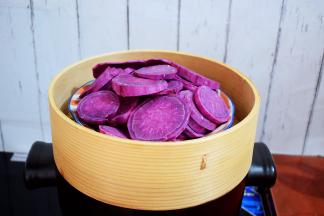 紫薯去皮洗净切成薄片，放入蒸锅蒸熟