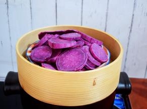紫薯去皮洗净切成薄片，放入蒸锅蒸熟