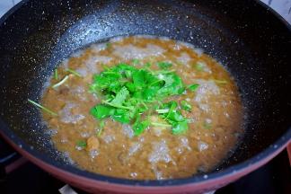 再撒上葱花和香菜末拌匀即可关火