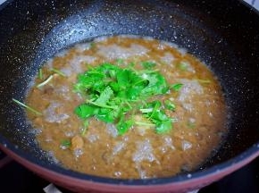 再撒上葱花和香菜末拌匀即可关火