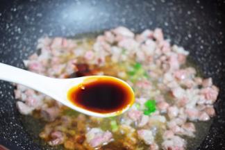 加入味极鲜酱油翻炒至均匀