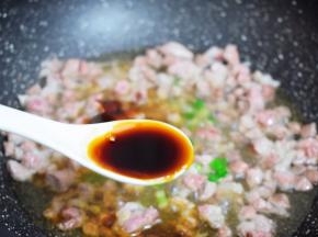 加入味极鲜酱油翻炒至均匀