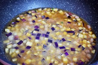 再加入适量的清水，没过食材即可，大火烧开转中小火炖煮10-15分钟