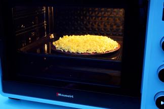 放入预热好的烤箱，上下火200度，中层13-15分钟，烤至芝士融化变成金黄色即可