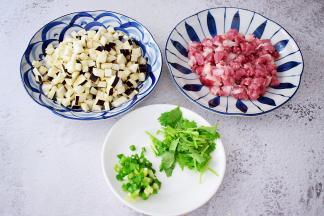 猪肉洗净切丁，茄子洗净切丁，葱切葱花，香菜切末