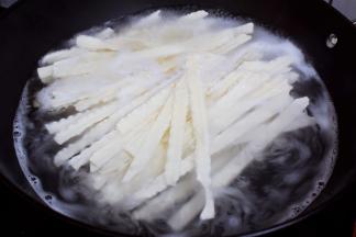 另起锅烧开水，放入面条煮熟