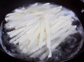 另起锅烧开水，放入面条煮熟