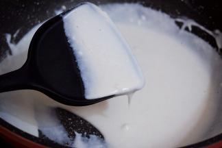 小火边煮边搅拌，煮至浓稠即可出锅