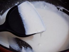 小火边煮边搅拌，煮至浓稠即可出锅