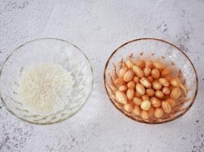 把生花生和糯米用清水提前一夜浸泡或者最少浸泡3小时以上